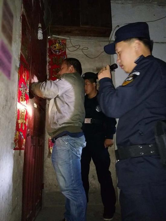 凉山粗心妈妈误将幼女锁家中 