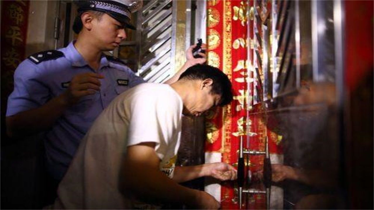 凉山请开锁师傅开了锁后，师傅